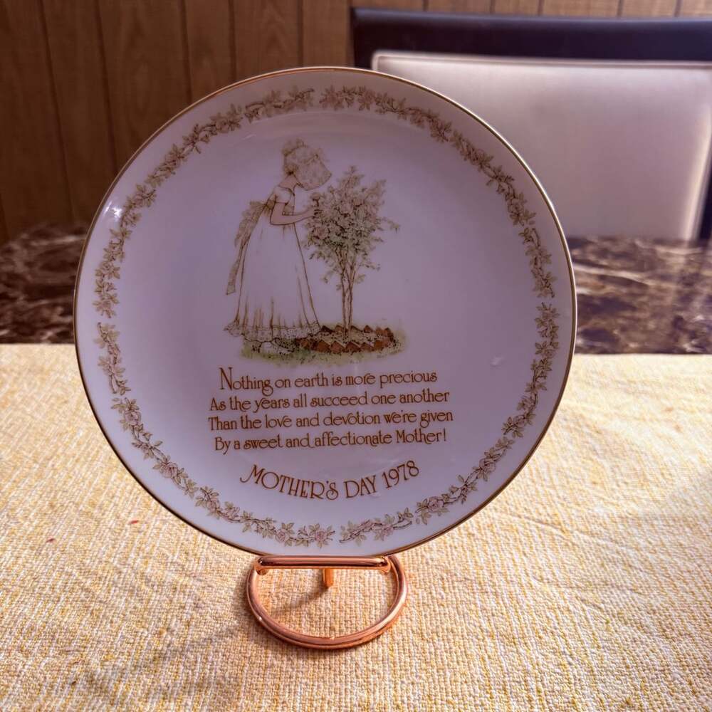 Holly Hobbie Mother's Day Commemorative Edition Plate 1978 Porcelain